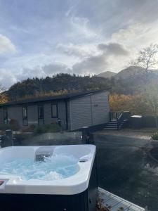 班戈SL06 - Idwal Lodge with Hot Tub的浴缸位于房子的后院