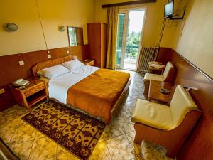 雅典阿格利酒店的配有一张床和一把椅子的酒店客房