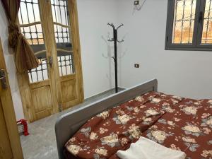 米多恩Villa luxe calme djerba的一间卧室配有一张床,一扇门设有窗户