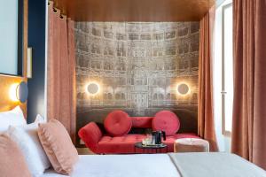 巴黎萨夏酒店的酒店客房带红色椅子和壁画