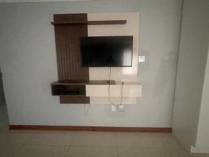 哈博罗内Villa54的客厅的墙上配有电视