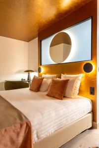 巴黎萨夏酒店的一间卧室配有一张位于楼上的大屏幕床
