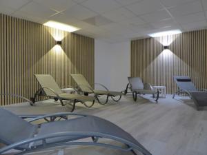 温特贝格Apartment Citystar Winterberg Ferienwohnung Pool Sauna Ps4 Terrasse near Bikepark的一间设有椅子和灯的等候室