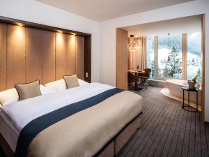 大卡尔洛维采Spa hotel Lanterna的酒店客房设有一张大床和一间浴室。