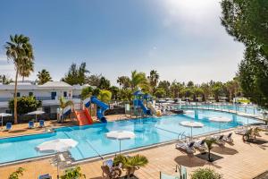 普拉亚布兰卡热带岛屿THB酒店的一个带水上公园的大型游泳池