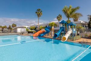 普拉亚布兰卡热带岛屿THB酒店的度假村内带水滑梯的游泳池