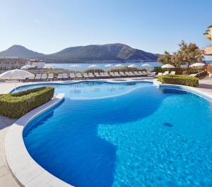 卡拉纳雅达THB盖亚普拉亚公寓式酒店的一个带椅子和水的大型蓝色游泳池