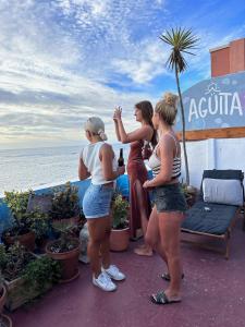 大加那利岛拉斯帕尔马斯Agüita House的一群站在海洋旁的妇女