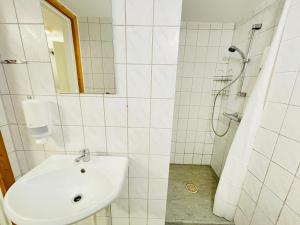 兰讷斯aday - Randers Elegant and Trendy Apartment的白色的浴室设有水槽和淋浴。