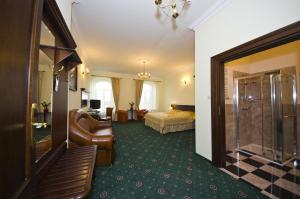 马佐夫舍地区新庄园莫德林皇家酒店的一间酒店客房 - 带一张床和一间浴室