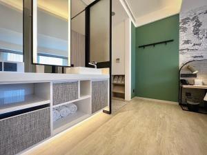 台北见潭璞旅的浴室设有白色的柜台和绿色的墙壁