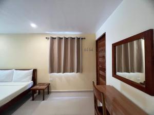 长滩岛Amor Double Room with Swimming Pool的一间小卧室,配有床和窗户