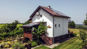 ŠarengradRural House Veranda的田野上有一扇门的小白色房子