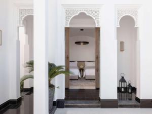 麦纳麦Raffles Al Areen Palace Bahrain的白色柱子的房子的走廊