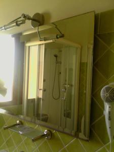 圣安蒂奥科伊科罗利酒店的浴室设有镜子和淋浴