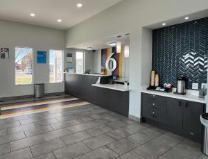 奥格登Studio 6 Ogden, UT 21st Street的一间带两个盥洗盆和台面的浴室