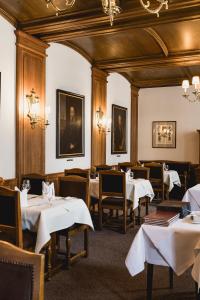 伊普霍芬泽赫特克勒浪漫酒店的一间设有白色桌椅的用餐室