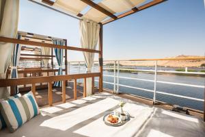 卢克索M/Y ALYSSA - 4 or 7 Nights From Luxor each Monday and 3 or 7 Nights From Aswan each Friday的水景阳台桌子