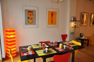 布鲁塞尔福利特之家公寓的一间用餐室,在房间内配有桌椅
