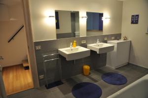 布鲁塞尔福利特之家公寓的浴室设有2个水槽和2面镜子