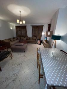 拉马萨Villa le bon coin de la marsa的客厅配有沙发和桌子