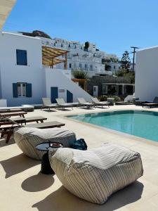 普拉迪斯亚罗斯伊斯伯利斯酒店的游泳池旁的游泳池配有躺椅