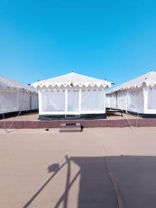 DhordoRann Heritage Resort的停车场内两顶白色帐篷