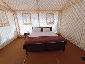 DhordoRann Heritage Resort的壁纸客房内的一间卧室配有一张床