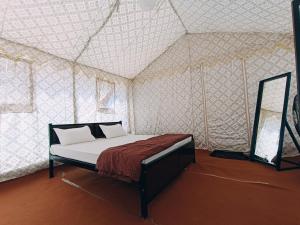 DhordoRann Heritage Resort的帐篷内一间卧室,配有一张床