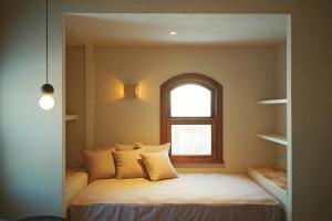 函馆Portside Inn Hakodate的一间小卧室,配有一张带窗户的床