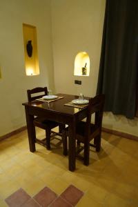 梅尔祖卡RIAD dar POUBLANC的一张木桌和两张椅子