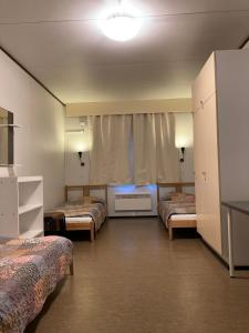 科特卡Budget apartment in Kotka # 16的带三张床和窗户的客房