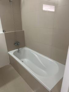 丰沙尔MADEIRA SHOPPING- 10min to Funchal的白色浴室内的白色浴缸