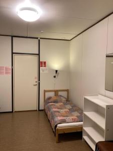 科特卡Budget apartment in Kotka # 16的一间卧室配有床和白色橱柜