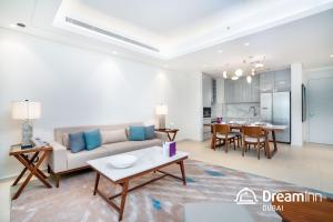 富查伊拉Dream Inn - Address Beach Residence - Luxury Apartments的客厅配有沙发和桌子