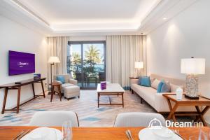 富查伊拉Dream Inn - Address Beach Residence - Luxury Apartments的客厅配有沙发和桌子