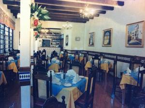 圣胡安伊比利亚半岛酒店 - 圣胡安的餐厅配有桌椅和蓝色桌布