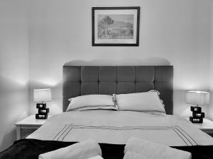 梅德斯通St Andrews Apartments的一张黑白的床铺,有两盏灯