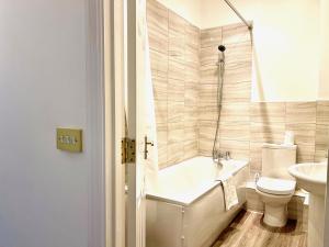 梅德斯通St Andrews Apartments的带浴缸、卫生间和盥洗盆的浴室