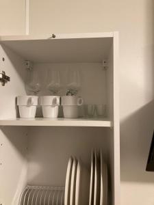 科特卡Budget apartment in Kotka # 16的架子上放着碗和酒杯