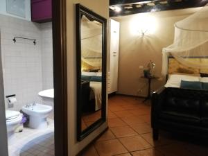 罗马Apartments Campo de Fiori的一间带镜子、一张床和卫生间的浴室