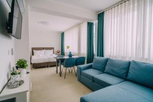 亚布拉纳茨Kul IN Ablana的客厅配有蓝色的沙发和床。