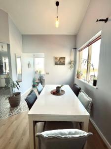 霍尔斯沃德吕尔Valkyrie Guesthouse - 1km from SELJALANDSFOSS的客厅配有白色的桌子和椅子
