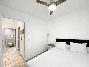 欧奈索斯博伊斯Résidence 4T IMMO - 31 Avenue Gaston Chauvin的白色的卧室设有一张大床和一间浴室。