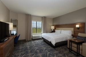 波特兰Candlewood Suites - Corpus Christi - Portland, an IHG Hotel的酒店客房,配有床和电视