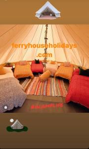 新罗斯Ferry House Holidays的一组枕头坐在帐篷里