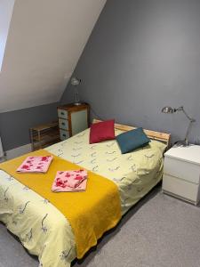 海斯廷斯Modern Centrally Located Flat的一间卧室配有一张床,上面有两条毛巾