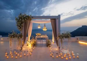 菲罗斯特法尼Dana Villas & Infinity Suites的一座带桌子和花的婚礼祭坛