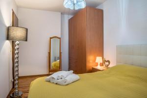 斯皮亚佐Casa D'ala Paiona的一间卧室配有黄色的床和毛巾