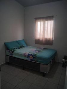 San Juan OpicoEl Hostal 57的窗户客房内的一张床位